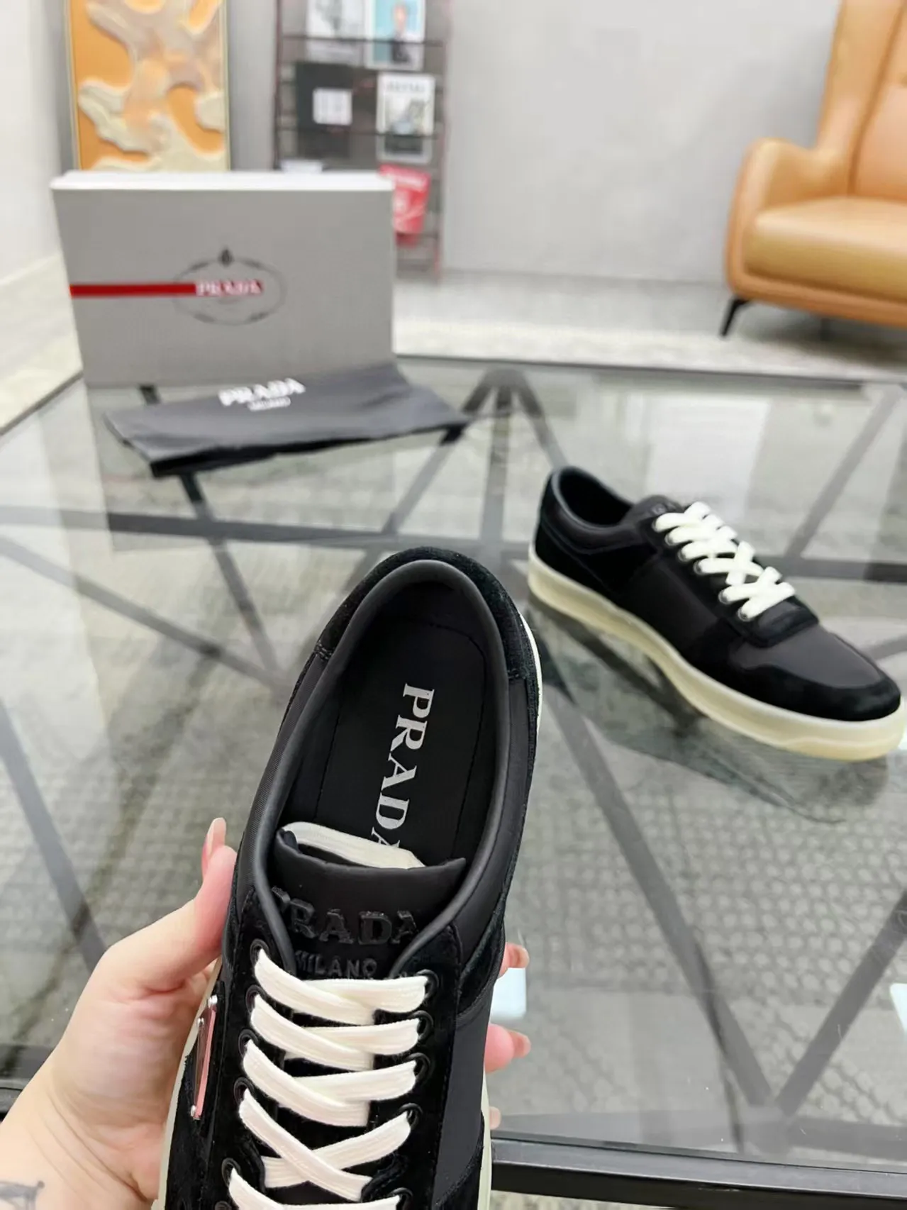 Factory price: 400💰Prada new men's leather sports shoes, the highest version on the market, any comparison is welcome🆚! The original leather has excellent texture and is super high-end! Fetal sheep net lining imported from Italy, removable pad! Luxurious materials and fine workmanship, highly recommended! Code number: 38-44, customized 45